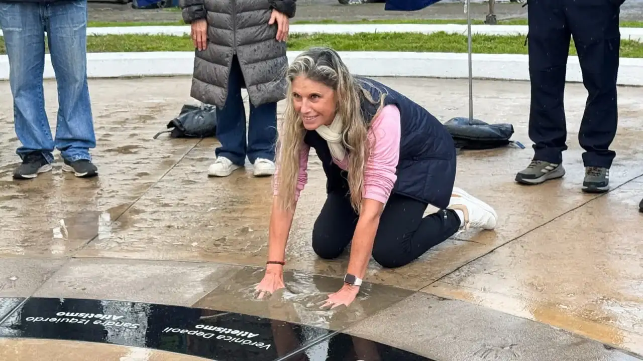 La ex atleta expresó su satisfacción por el reconocimiento y dedicó el momento a la memoria de su madre.
