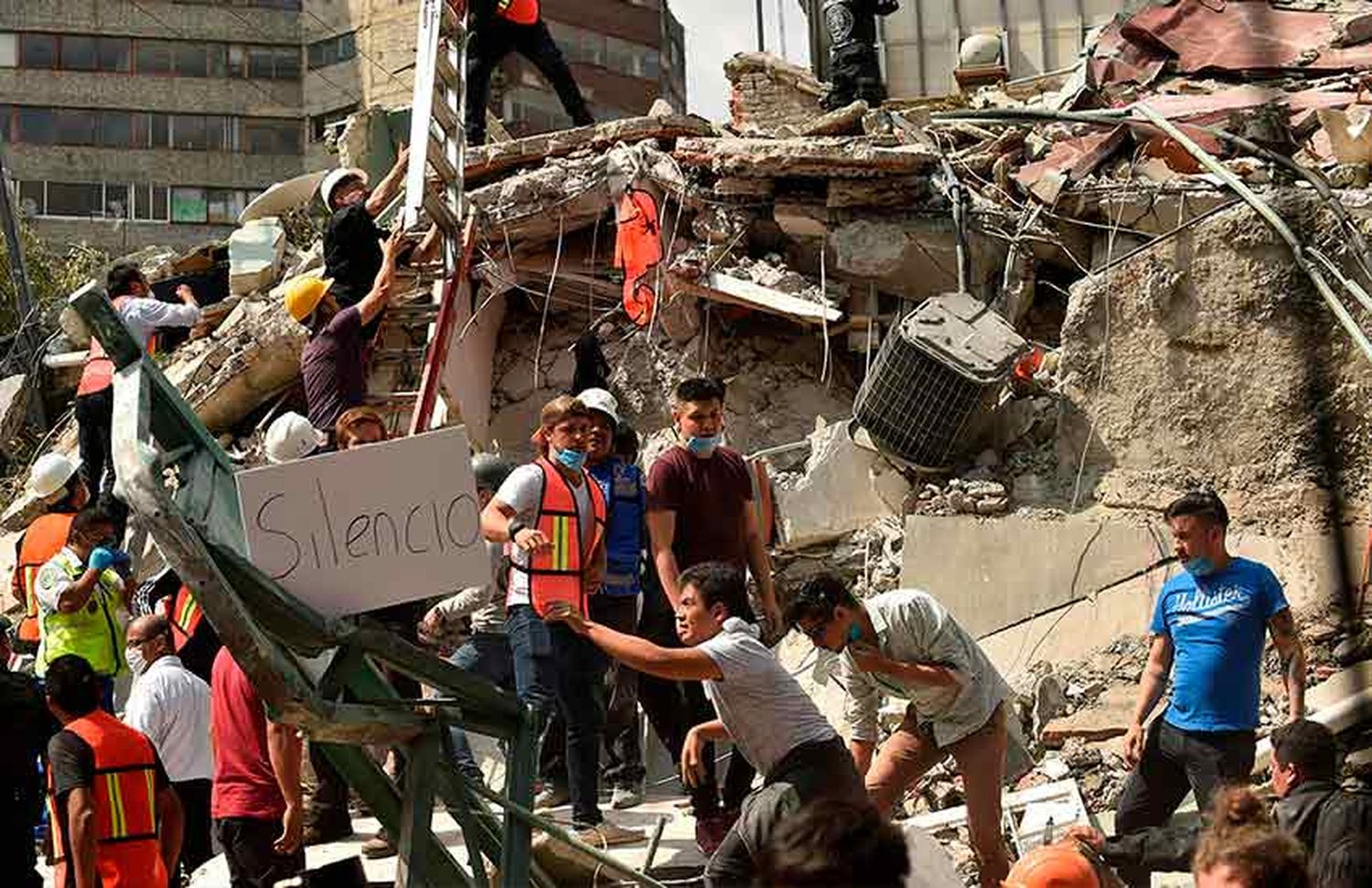Al menos hay una víctima fatal por el fuerte terremoto en México