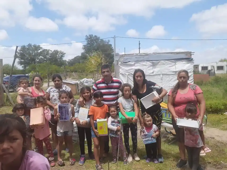Guillermo Manzo junto a vecinos de zonas de vulnerabilidad económica.