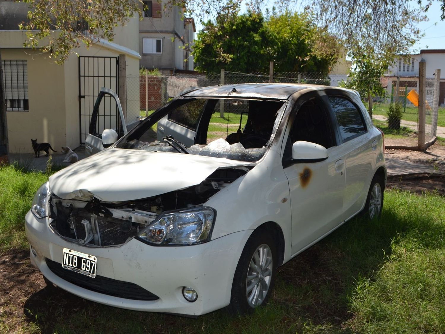 auto incendiado aquiles castañarez 01