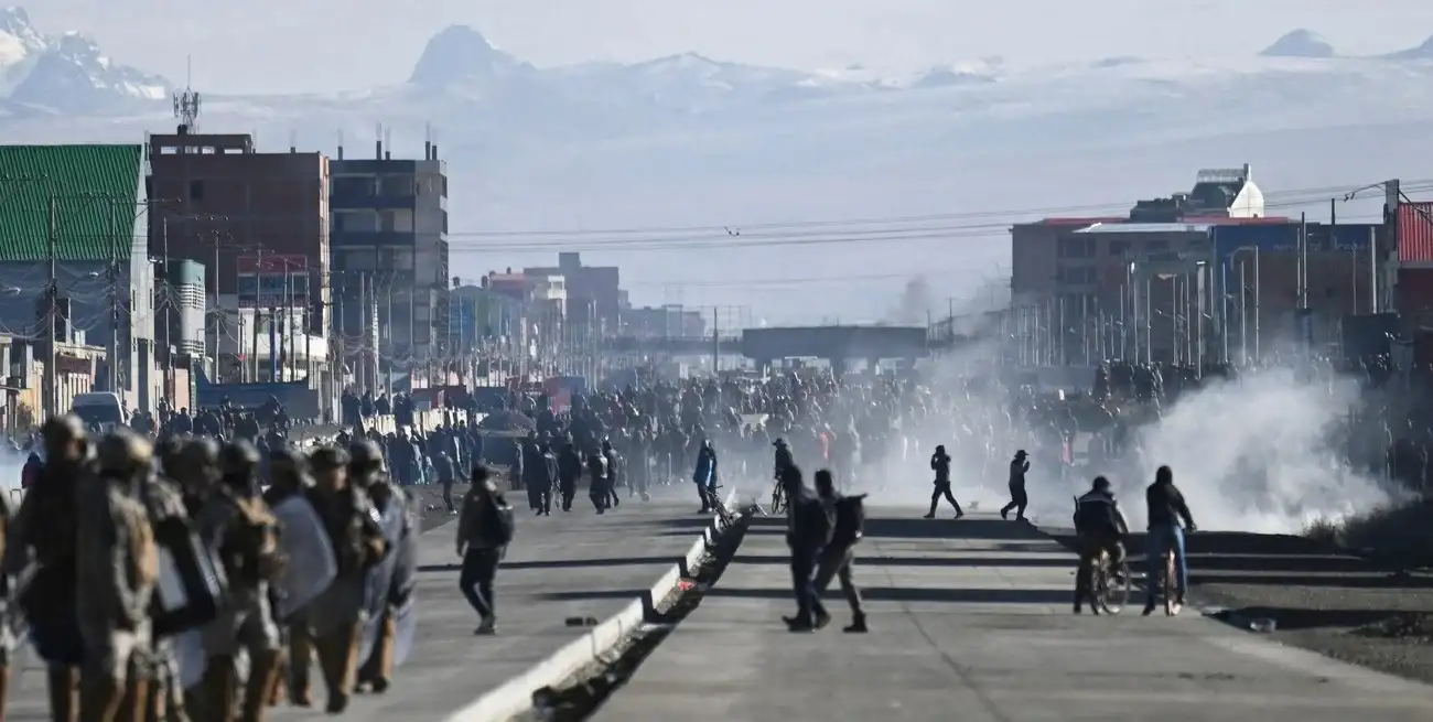 Los bloqueos afectan el abastecimiento de combustible y alimentos en Bolivia. Foto: Reuters