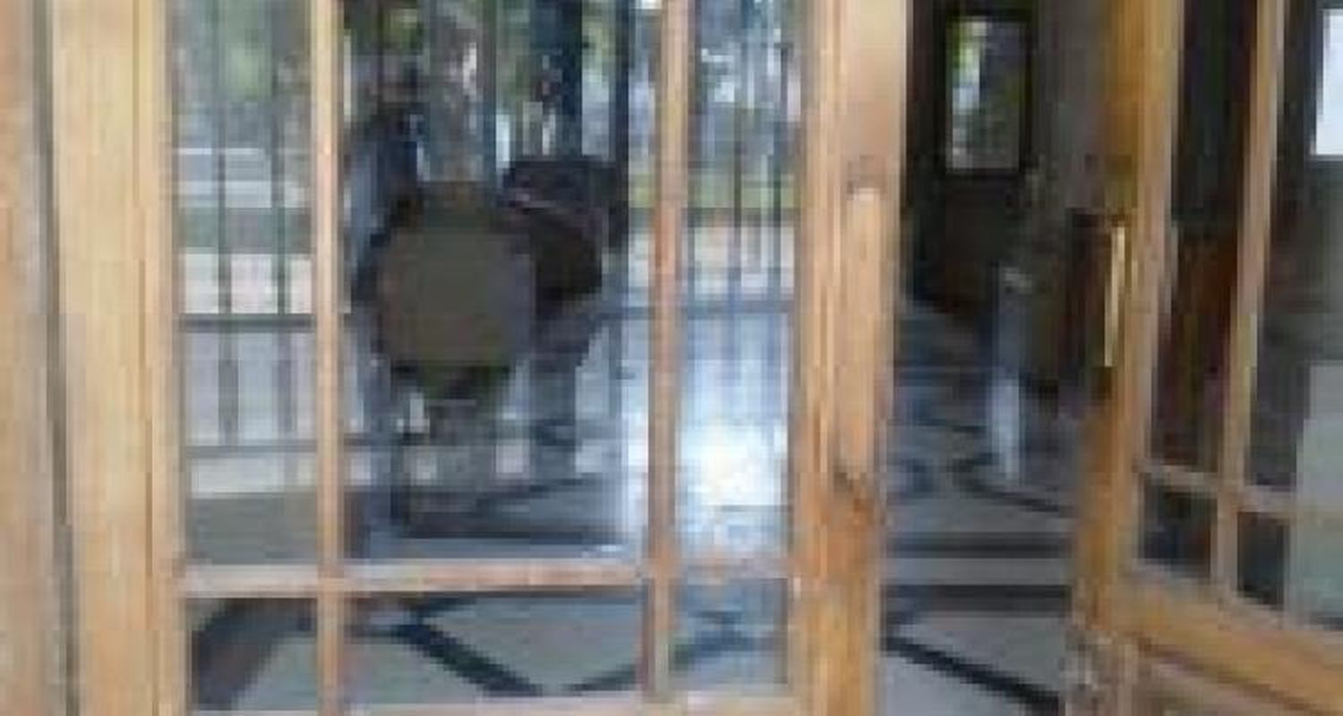 Rompieron vidrios en las escuelas Normal e Industrial