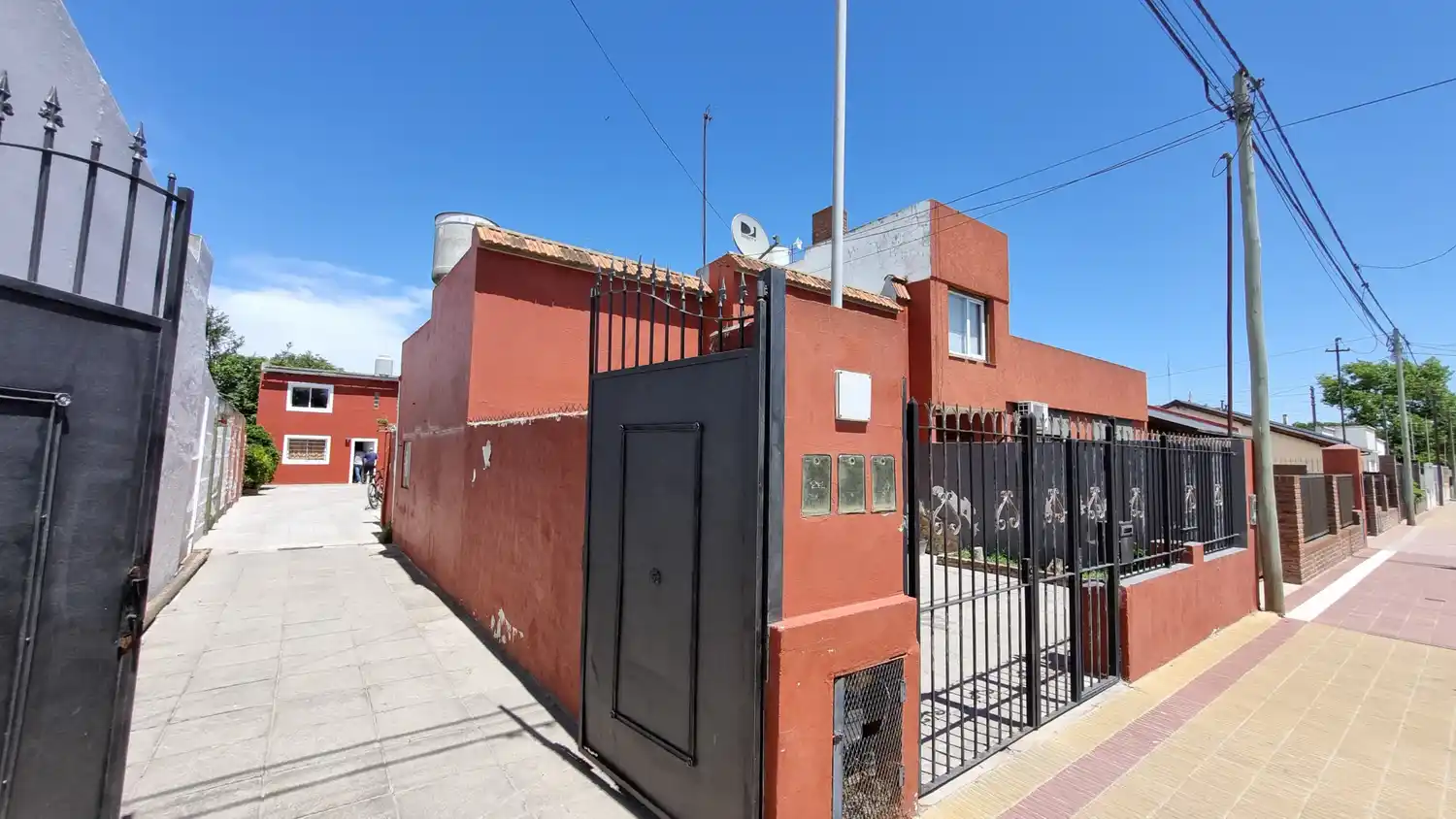 Las calles de la zona fueron totalmente bloqueadas, por el protocolo mismo de la situación, y varios locales comerciales y viviendas particulares, evacuadas.