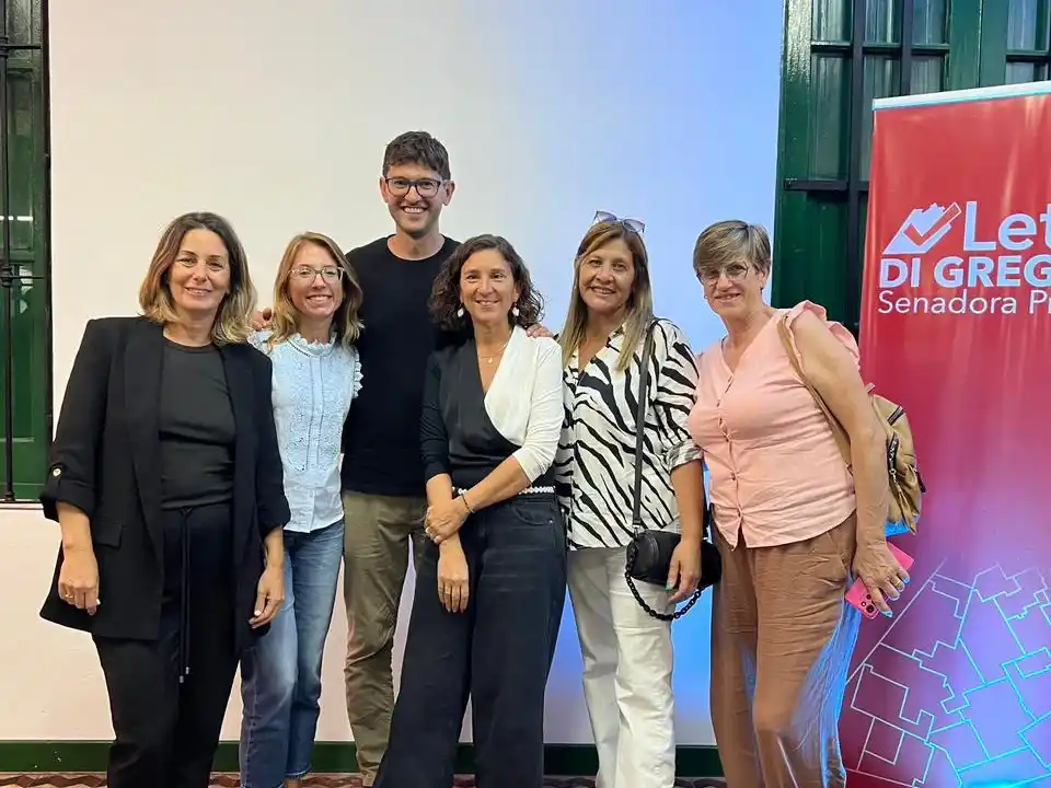 Lucic y parte de su equipo junta a la senadora Di Gregorio.