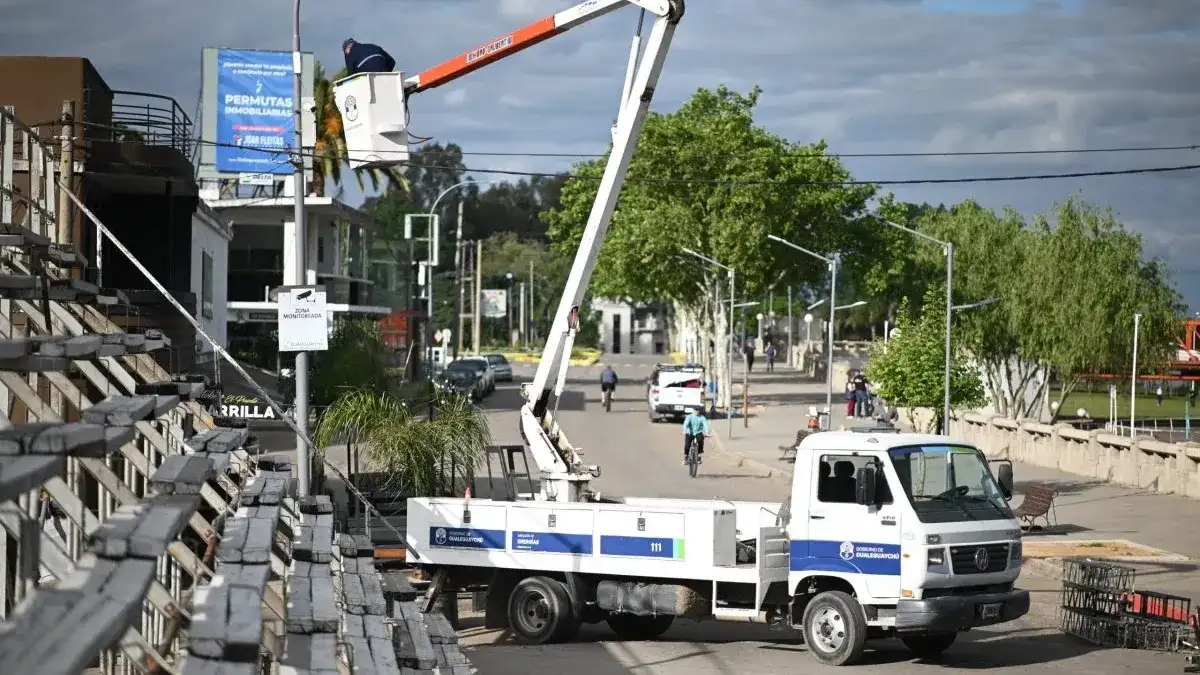 Tras el mundial, la Costanera vuelve a la normalidad: llenaron dos camiones con residuos y retiran las estructuras