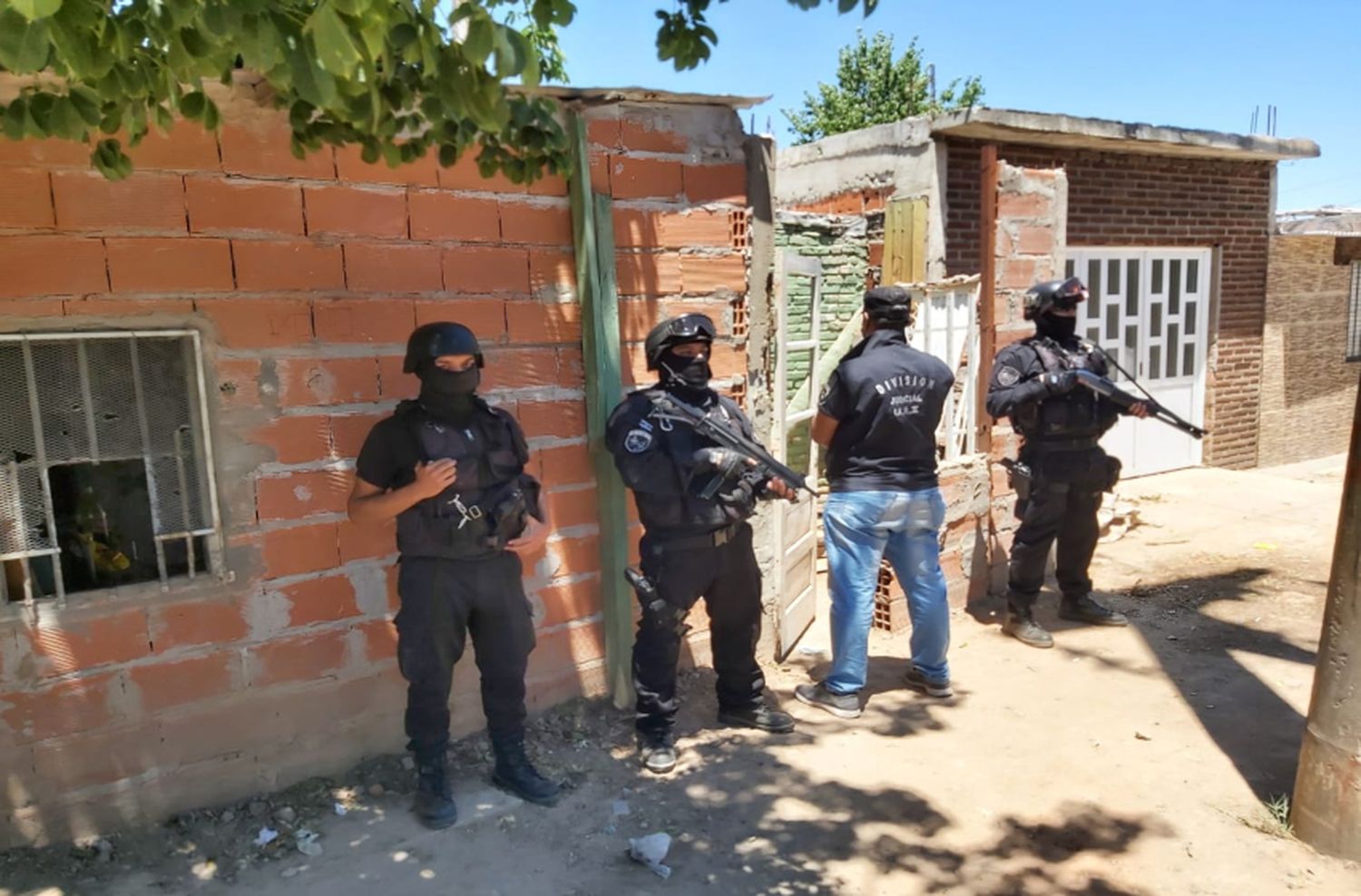 Realizaron múltiples allanamientos en la causa por el ataque a balazos a la Comisaría 32ª