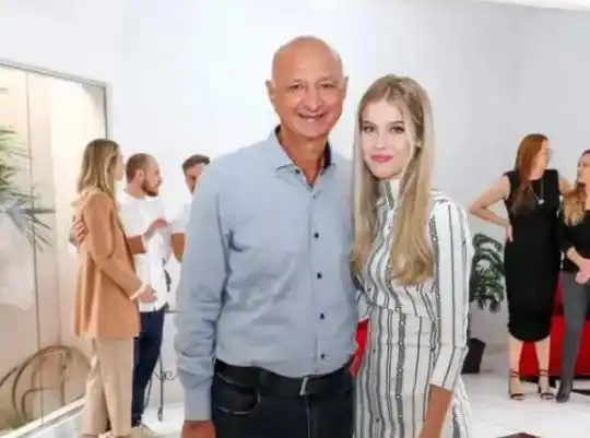 Un intendente de 65 años se casó con una chica de 16 y le dio un cargo a su suegra