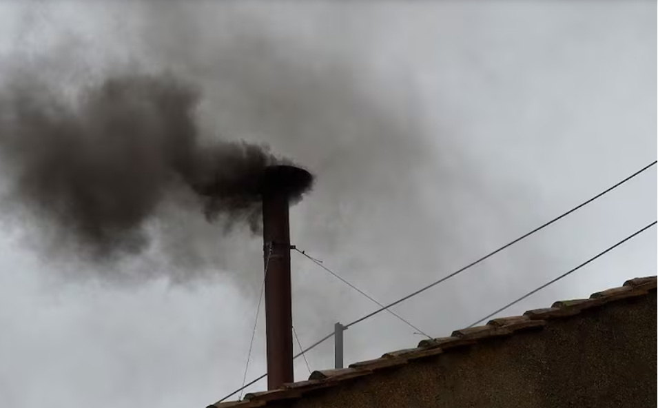 Humo que sale de la chimenea para informar si hay o no nuevo Papa