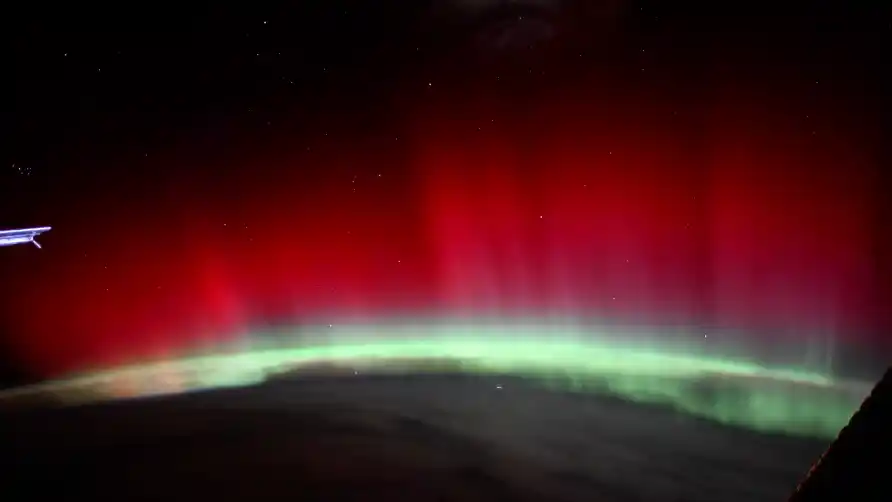 Captura de pantalla del video tomado desde la Estación Espacial Internacional donde se observa una aurora boreal roja.