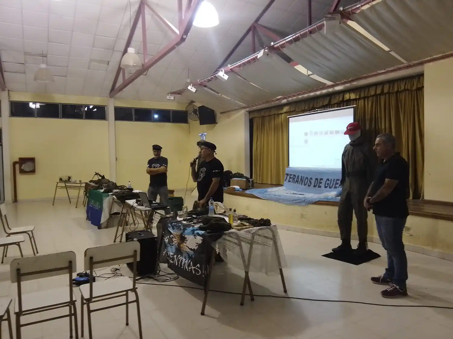 Retornaron a las islas y se trajeron objetos que permanecen tirados en los antiguos campos de batalla