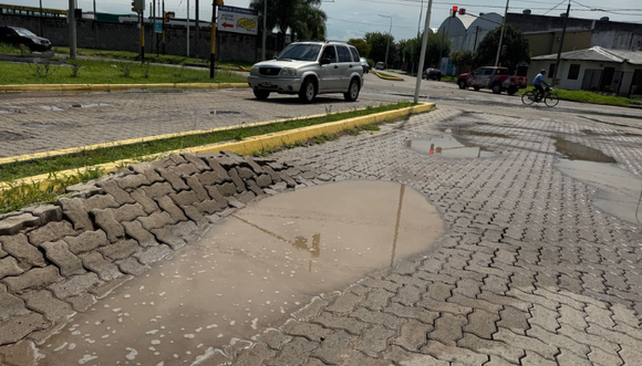 Nueva Terminal de Ómnibus: los adoquines se levantaron y, tras el temporal, la entrada era un "espejo" de agua