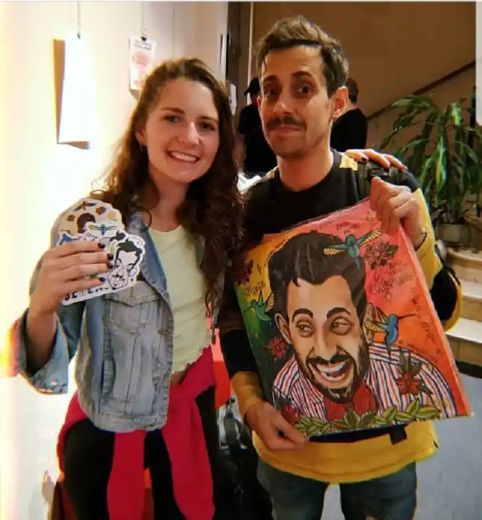 Pintó el retrato de Soy Rada, y él quedó chocho con el regalo