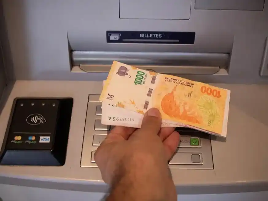 Jubilados y pensionados municipales cobran el 4 de diciembre. Crédito: Xinhua/Martín Zabala