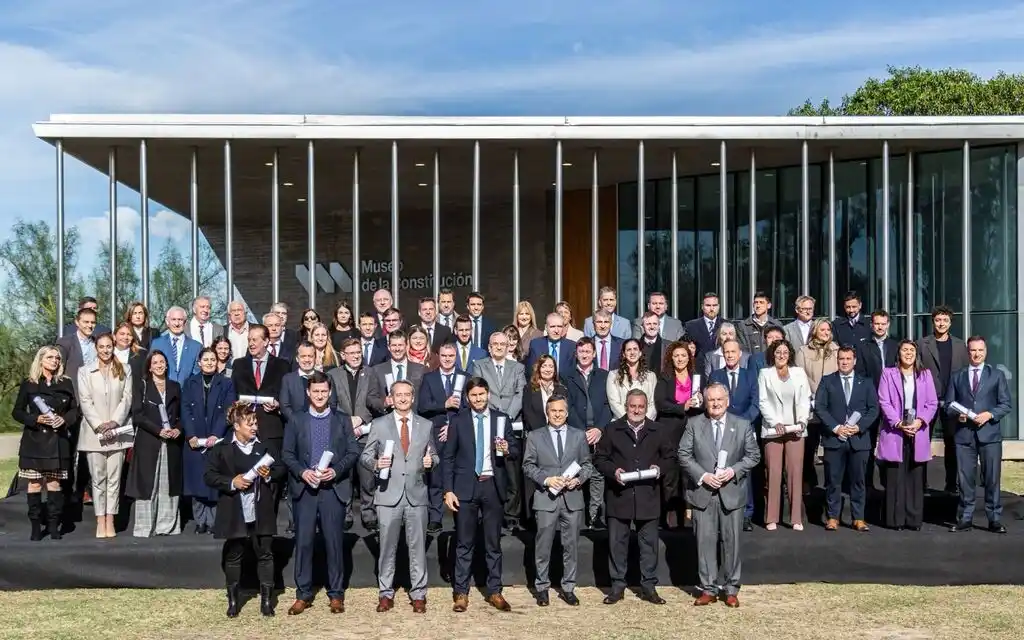 Entrega de diplomas  a los 69 convencionales reformadores electos