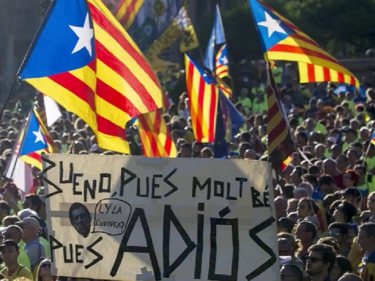 Una multitud respalda el referendo de secesión catalana en las calles de Barcelona