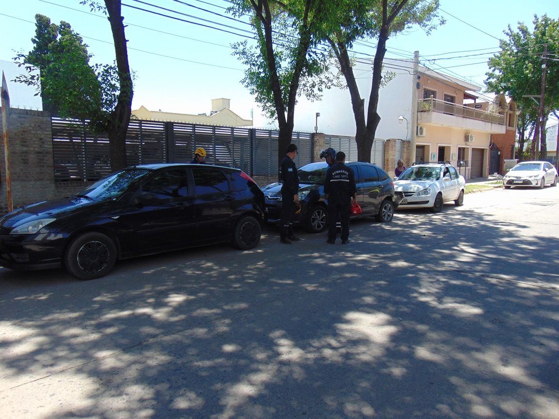 Tres autos involucrados, dos de ellos estaban estacionados.