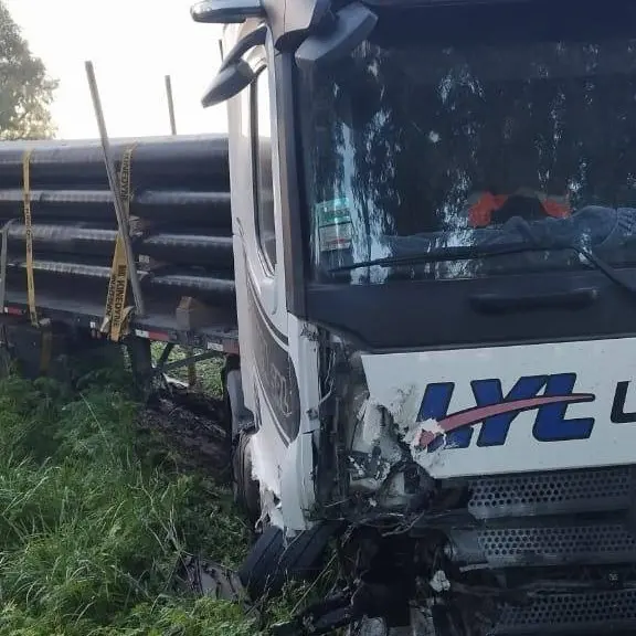 Un automóvil y un camión colisionaron en la Ruta Provincial 51