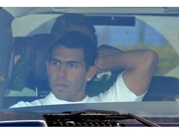 Detuvieron a Tevez por conducir sin licencia y podría quedar preso