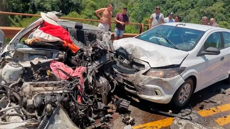 Tres muertos y varios heridos en un triple choque sobre un puente de ruta 12