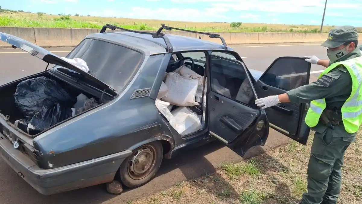 Al sentirse acorralado, abandonó el Renault 12 con 420 kilos de marihuana