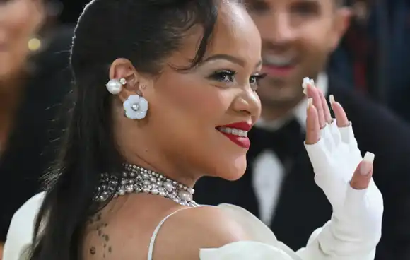 Rihanna presenta a su bebé (+FOTO)