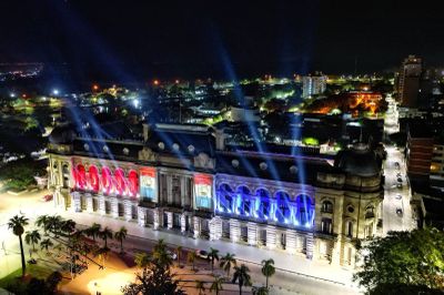 Se realiza hoy frente a Casa de Gobierno el primer desfile nocturno de Santa Fe