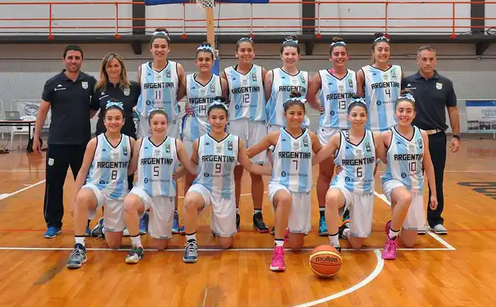 El equipo argentino que está disputando el Sudamericano con Bereilh vistiendo la camiseta 8. 