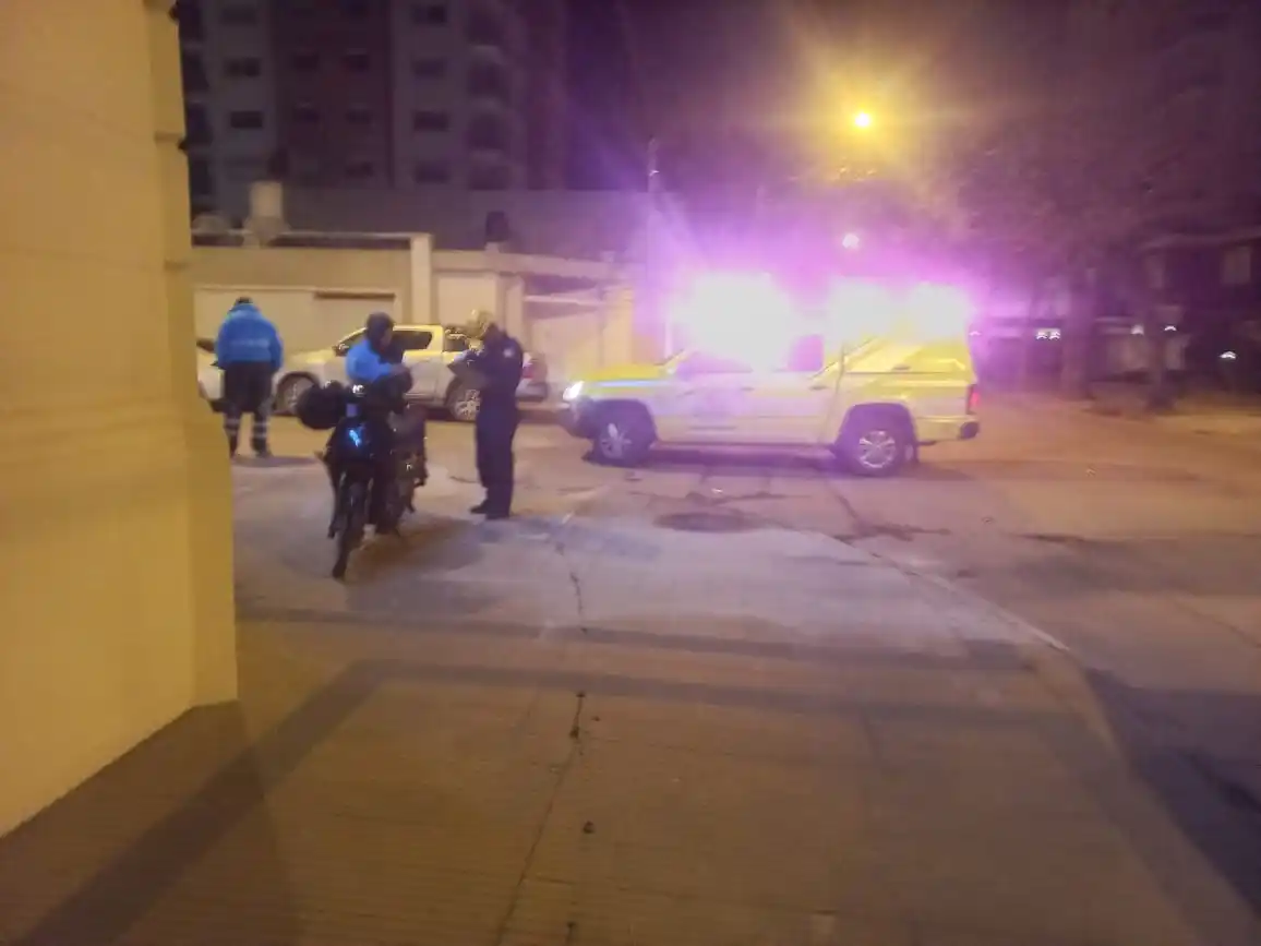 Los bomberos debieron asistir a los motociclistas que se habían ido tras el choque.