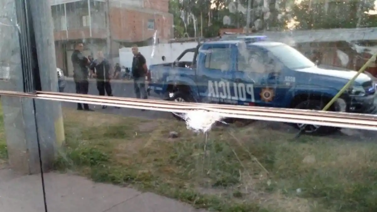 Descontrol en Rosario: balean una comisaría y un patrullero en barrio Ludueña