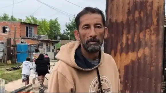 "Quedamos con lo puesto": incendio arrasa casilla de chapa y madera, deja a familia desesperada sin nada en Ezeiza