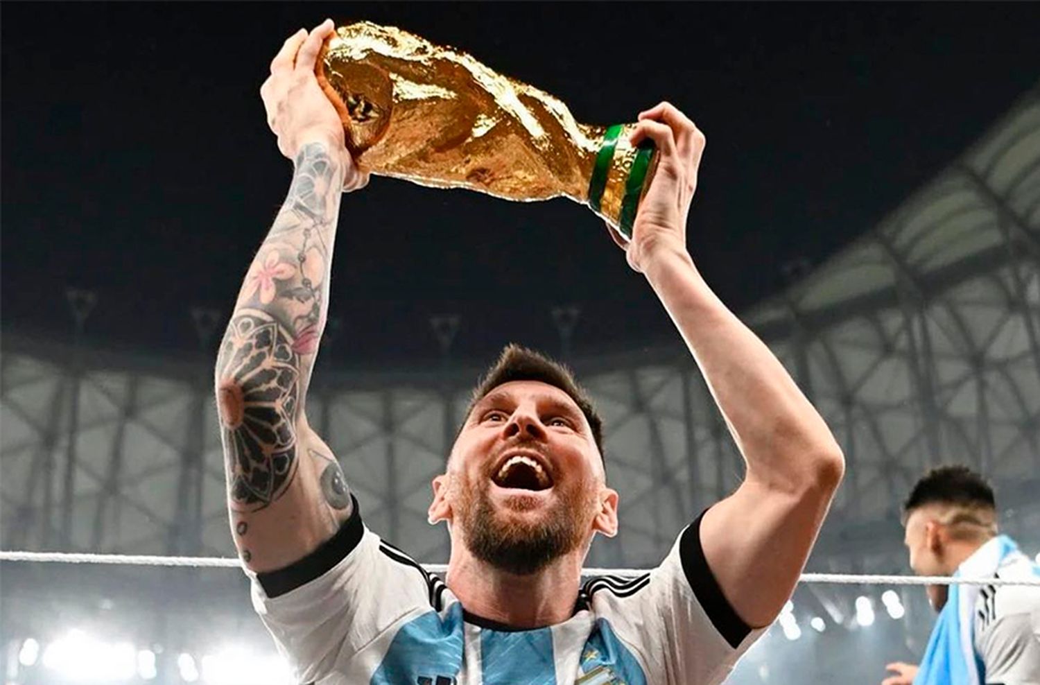 El campeón del mundo festeja con su gente con una gran fiesta 