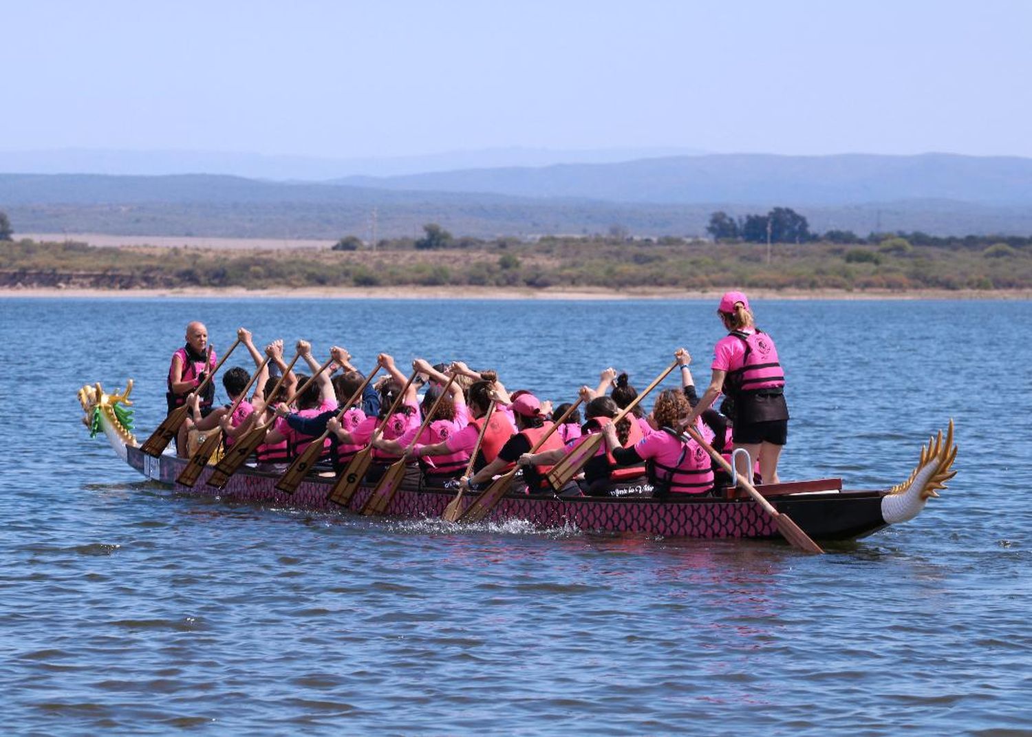 En el bote dragón todos van hacia el mismo lado. “Remamos en equipo. Nos damos fuerza y no siempre hablamos de cáncer, sino de vida”