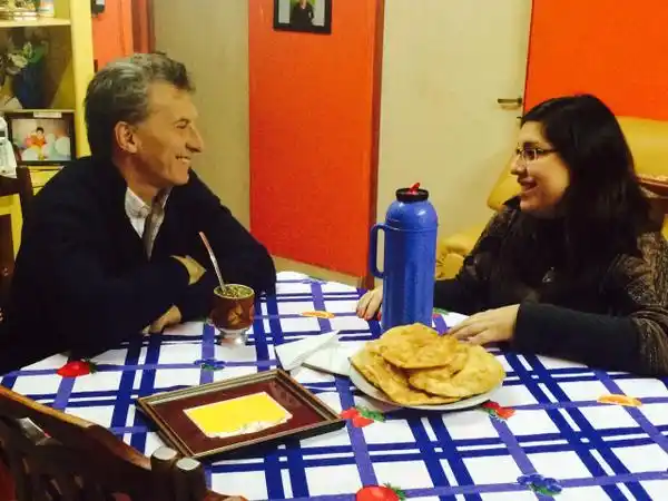 Elecciones 2015: Macri llama por teléfono y toma mate con los ciudadanos