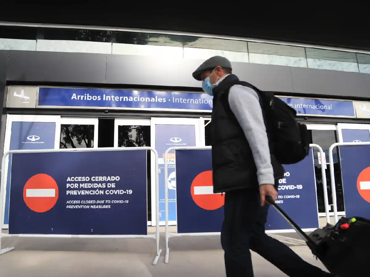 Desde este lunes solo podrán ingresar a la Argentina por vía aérea 600 pasajeros por día