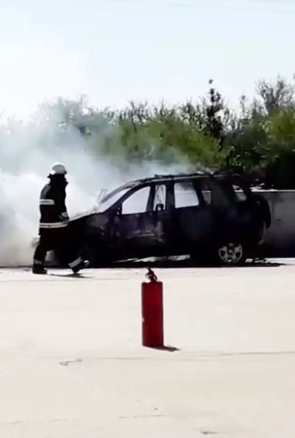Se incendió un auto en la playa de una estación de servicio
