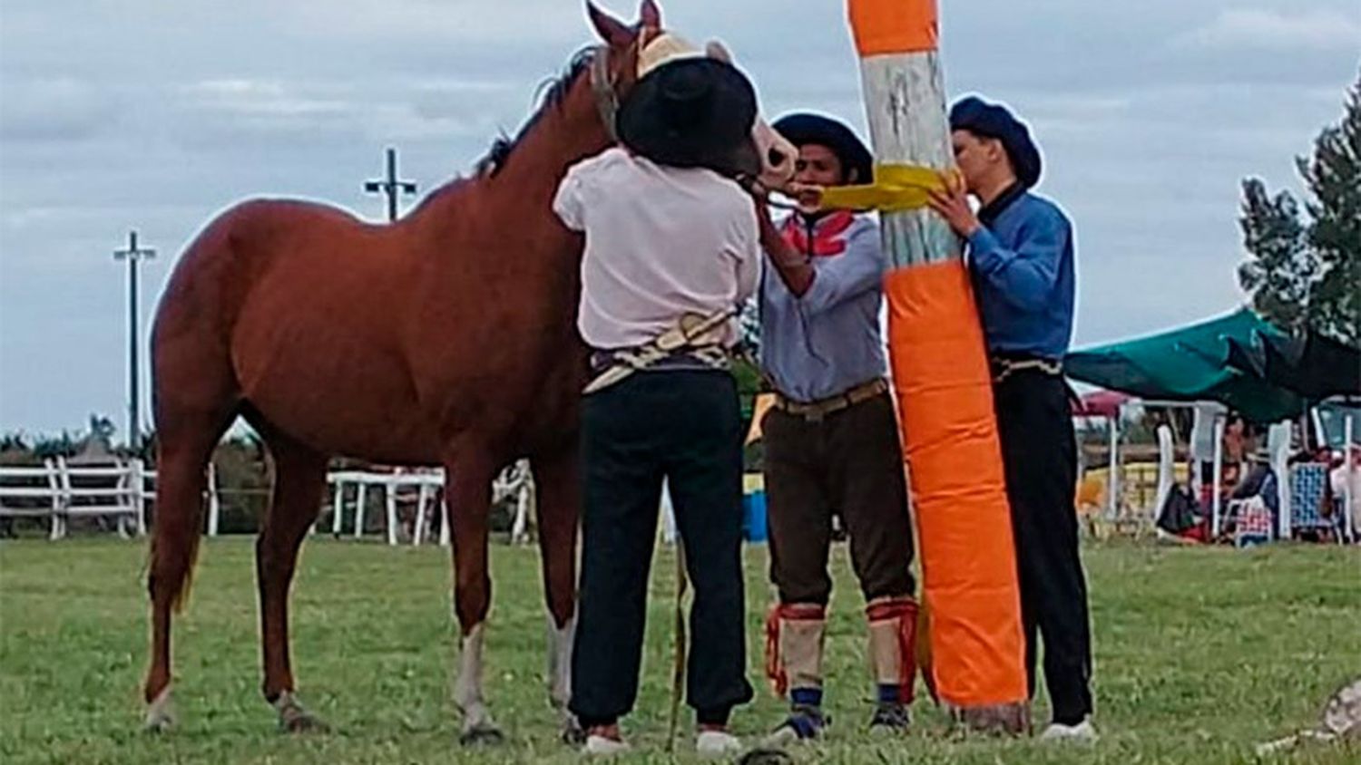 Dos jinetes sufrieron graves lesiones en evento de destrezas criollas