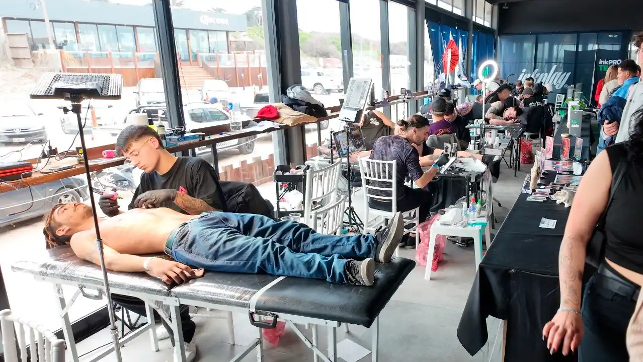 A pocos metros del mar, los tatuadores de diferentes países dijeron presentes