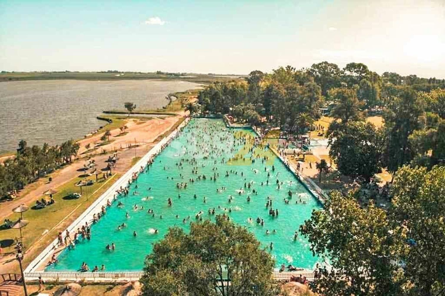 Teodelina: Enrico y Poleri impulsan un espacio de juegos para niños en balneario El Edén