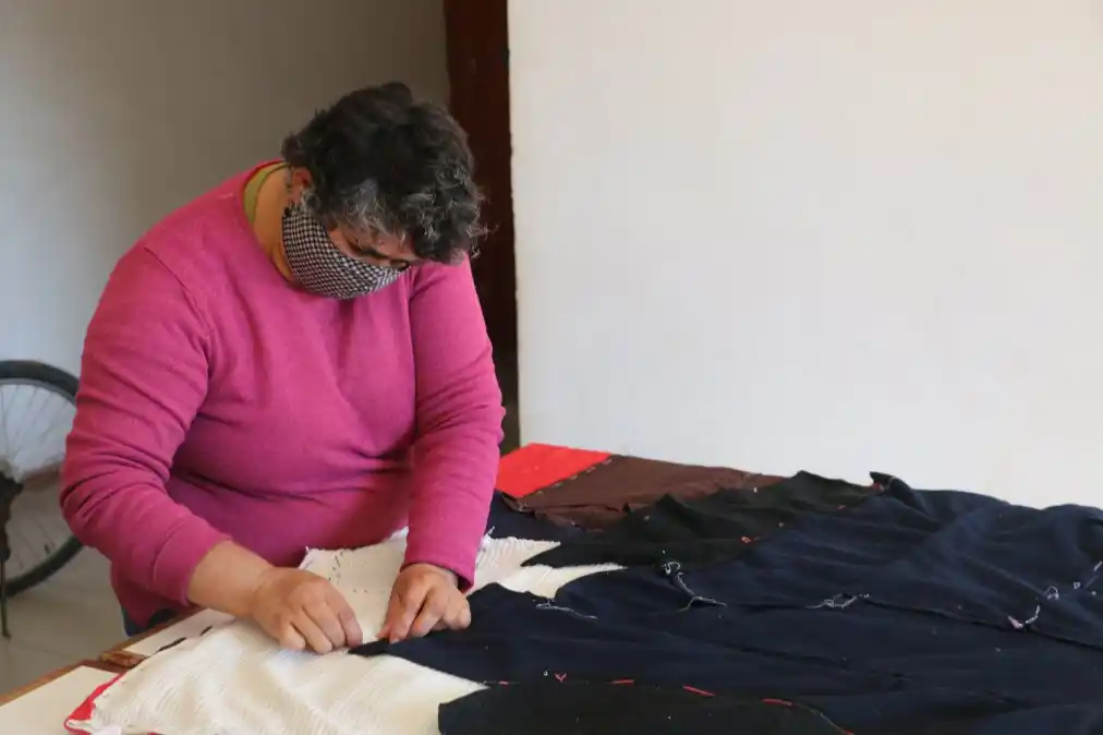 Con la ropa que se recicla se confeccionan acolchados que luego se venden a muy bajo precio