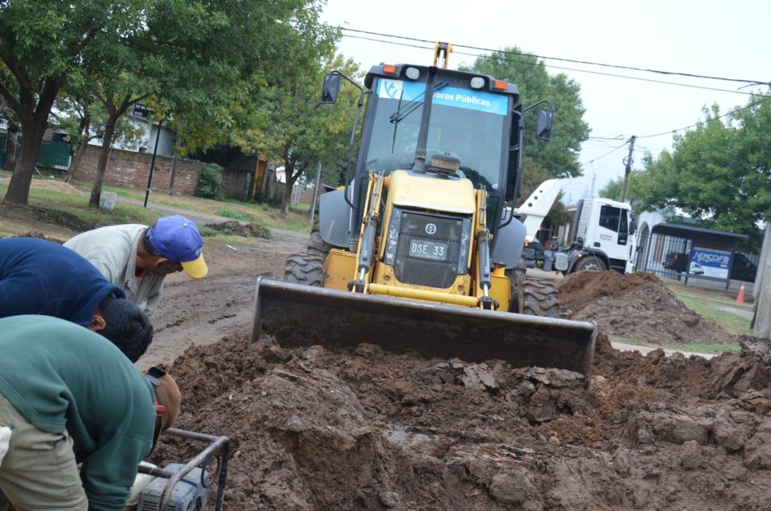 Pavimento, arreglo de calles y limpieza de canales pluviales en los barrios