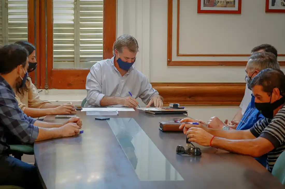 El Ejecutivo acordó un 13% de aumento para los empleados municipales