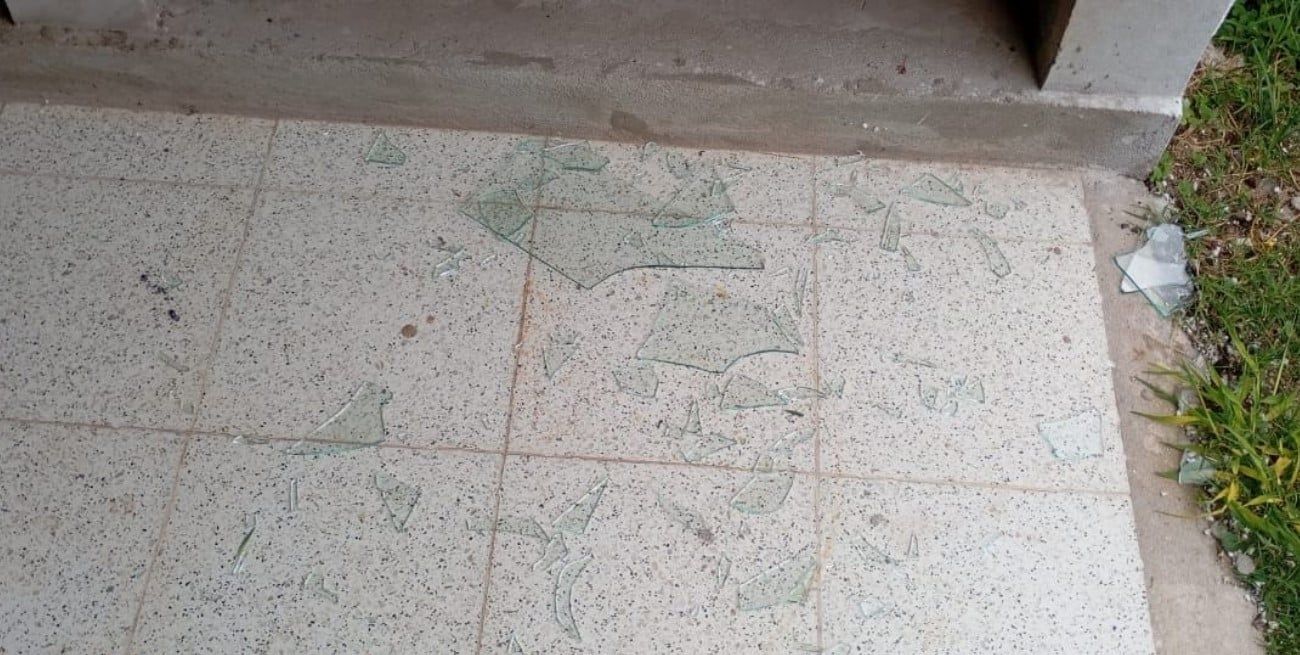 Vidrios por todos lados, debido a la rotura de la protección de los nichos para sacar objetos de adentro. Crédito: IRE Información Regional.