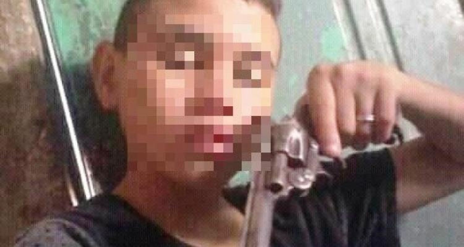 Tiene 12 años, una causa por “robo agravado en poblado y en banda” y posa con armas en Facebook
