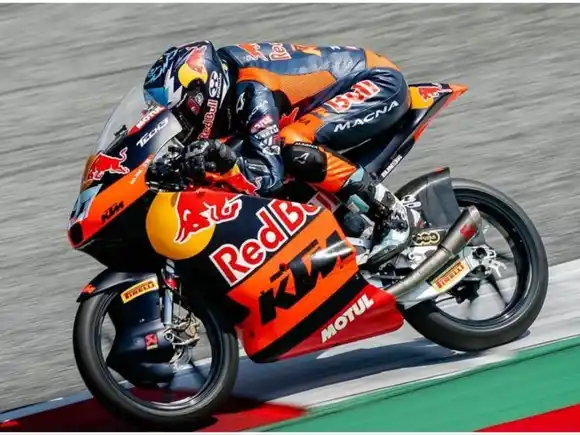 Valentín Perrone en Austria: un toque en la última vuelta lo relegó al 7° lugar en Moto3