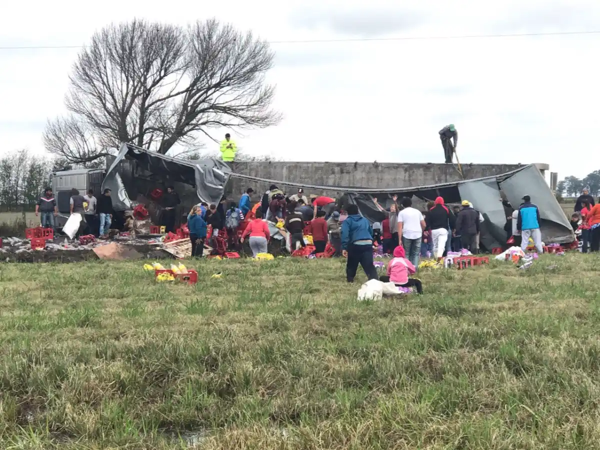 Un camión con gaseosas volcó en el cruce de Angélica 