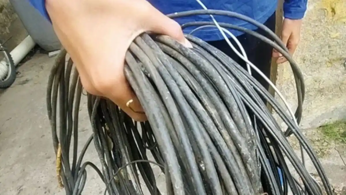 ¡POR TIPOS COMO ESTE ESTÁS SIN INTERNET! Lo detuvieron cargando 15 kilos de cable telefónico
