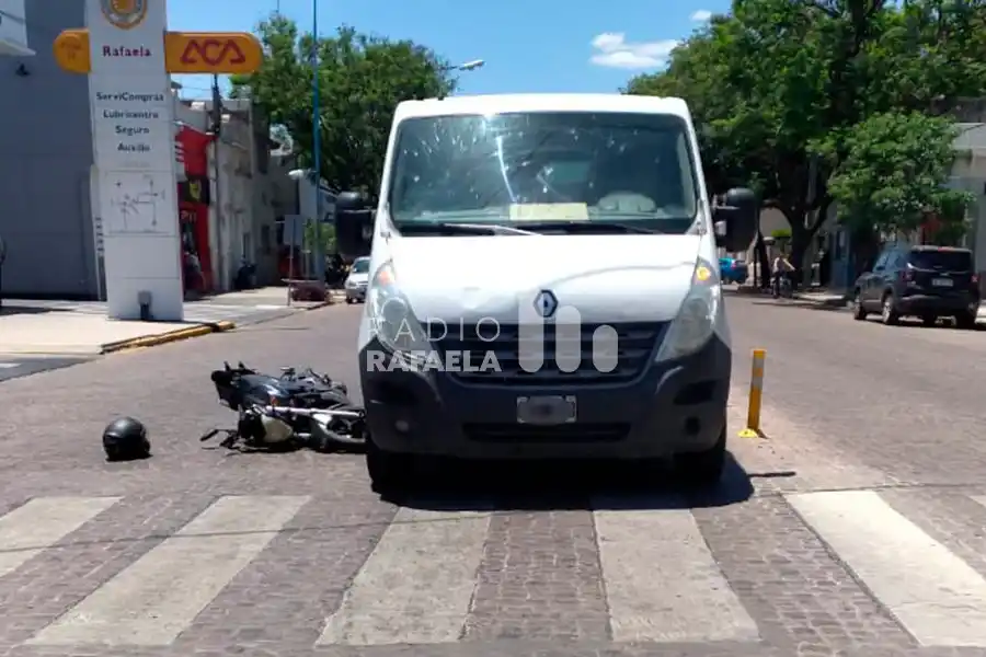 Preocupante accidente en pleno centro rafaelino con tres vehículos involucrados