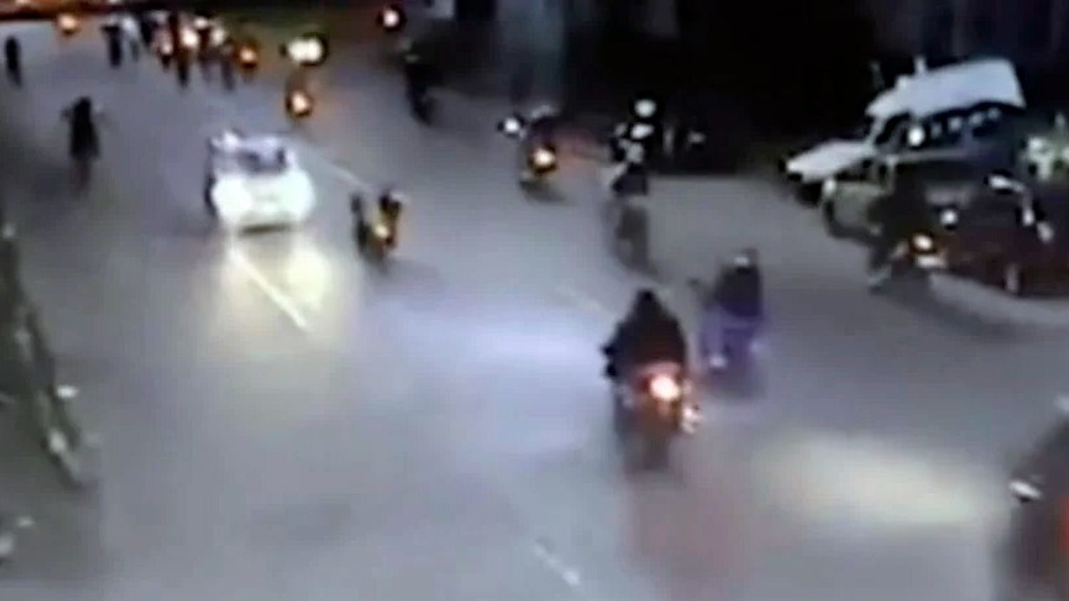 Impactantes imágenes: el momento en que la caravana de motos impacta contra el auto