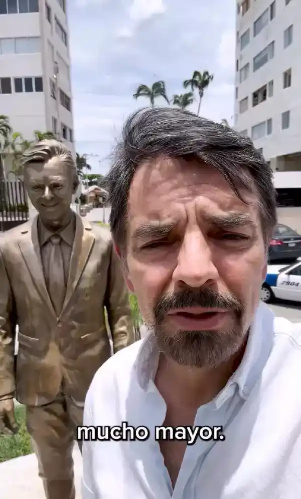 estatua derbez