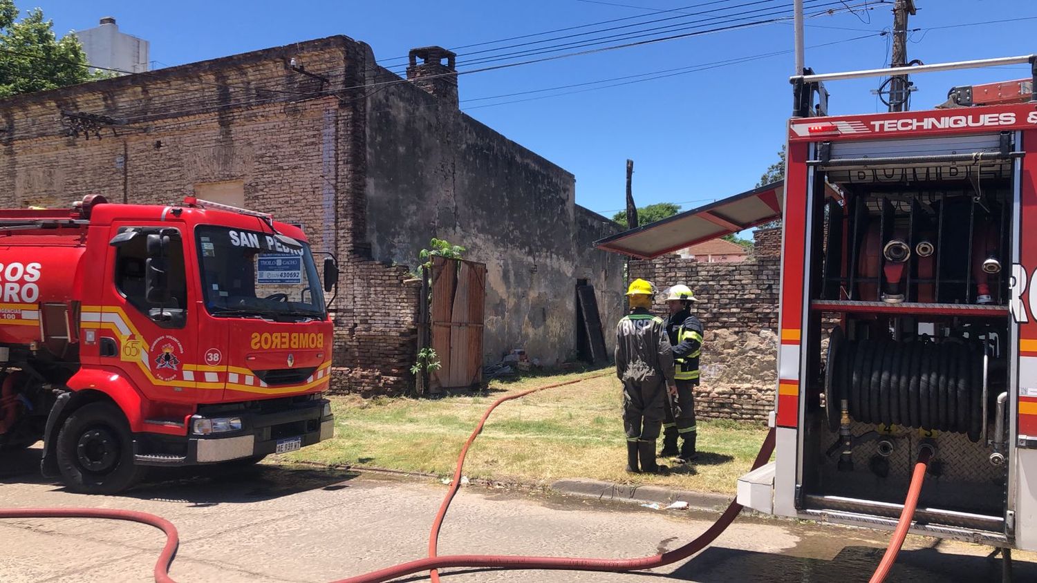Incendio en Gomendio al 1100: dos dotaciones de bomberos para evitar que el fuego se propague